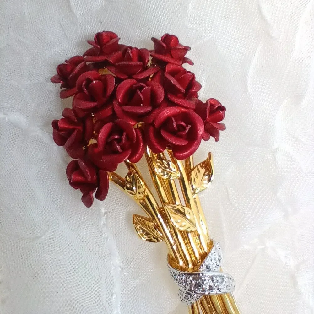 Danbury Mint 'A Dozen Roses' Red Bouquet Pin with a Center Diamond. - Picture 3 of 5